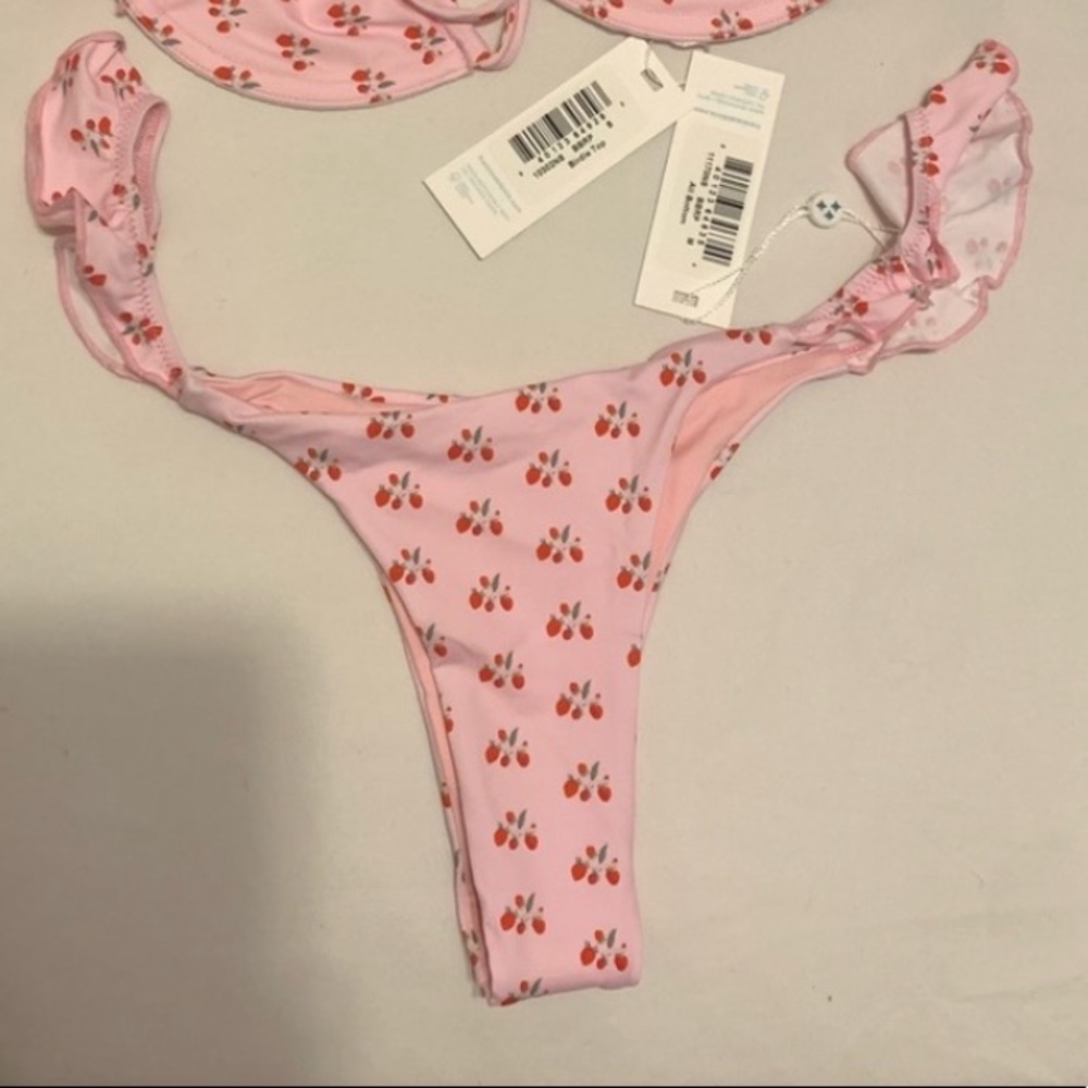 Ali Ruffle

Bottom: Size Medium; New with Tags; Hygienic Liner Intact